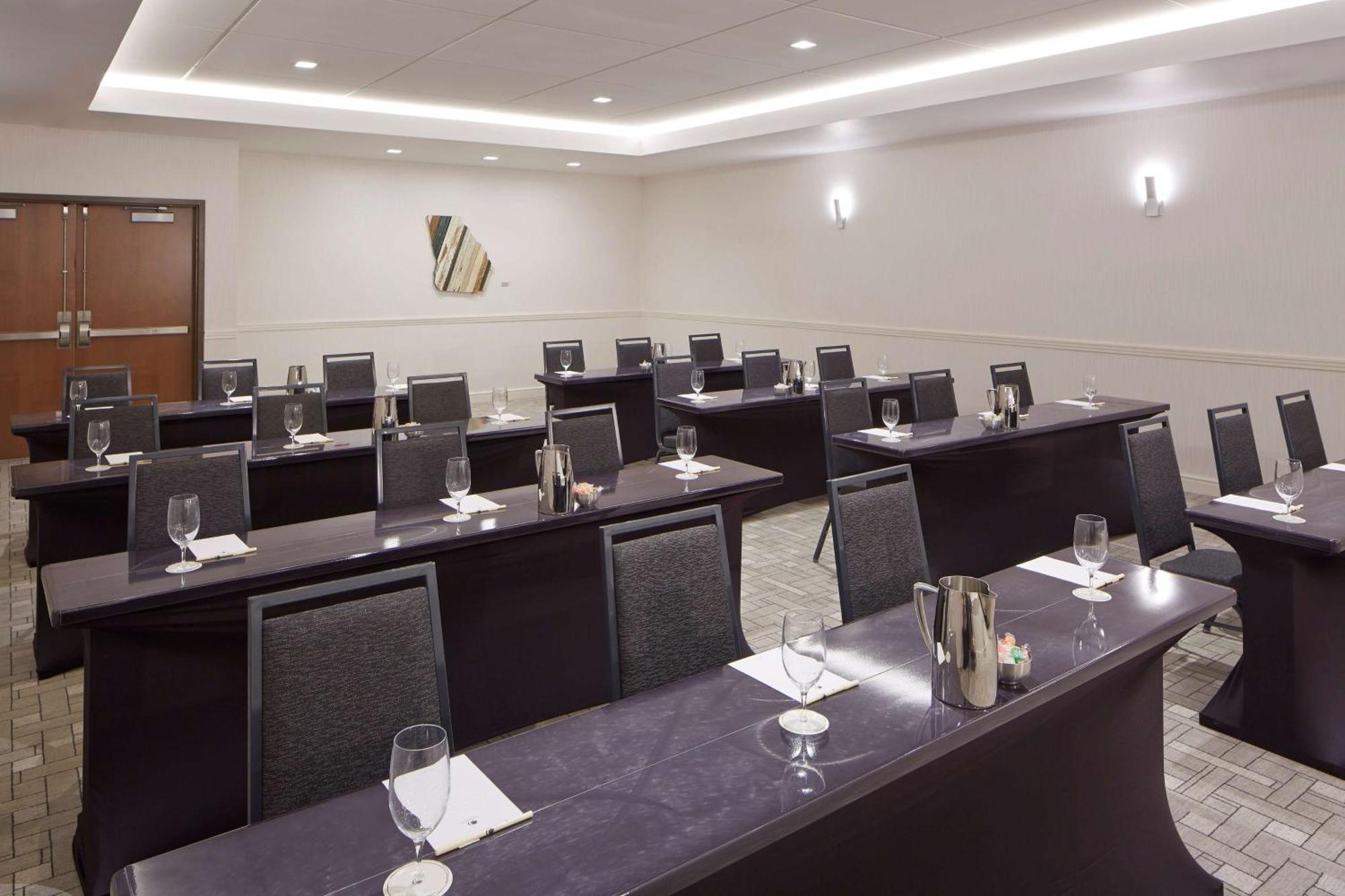 Отель Doubletree By Hilton Atlanta Perimeter Данвуди Экстерьер фото