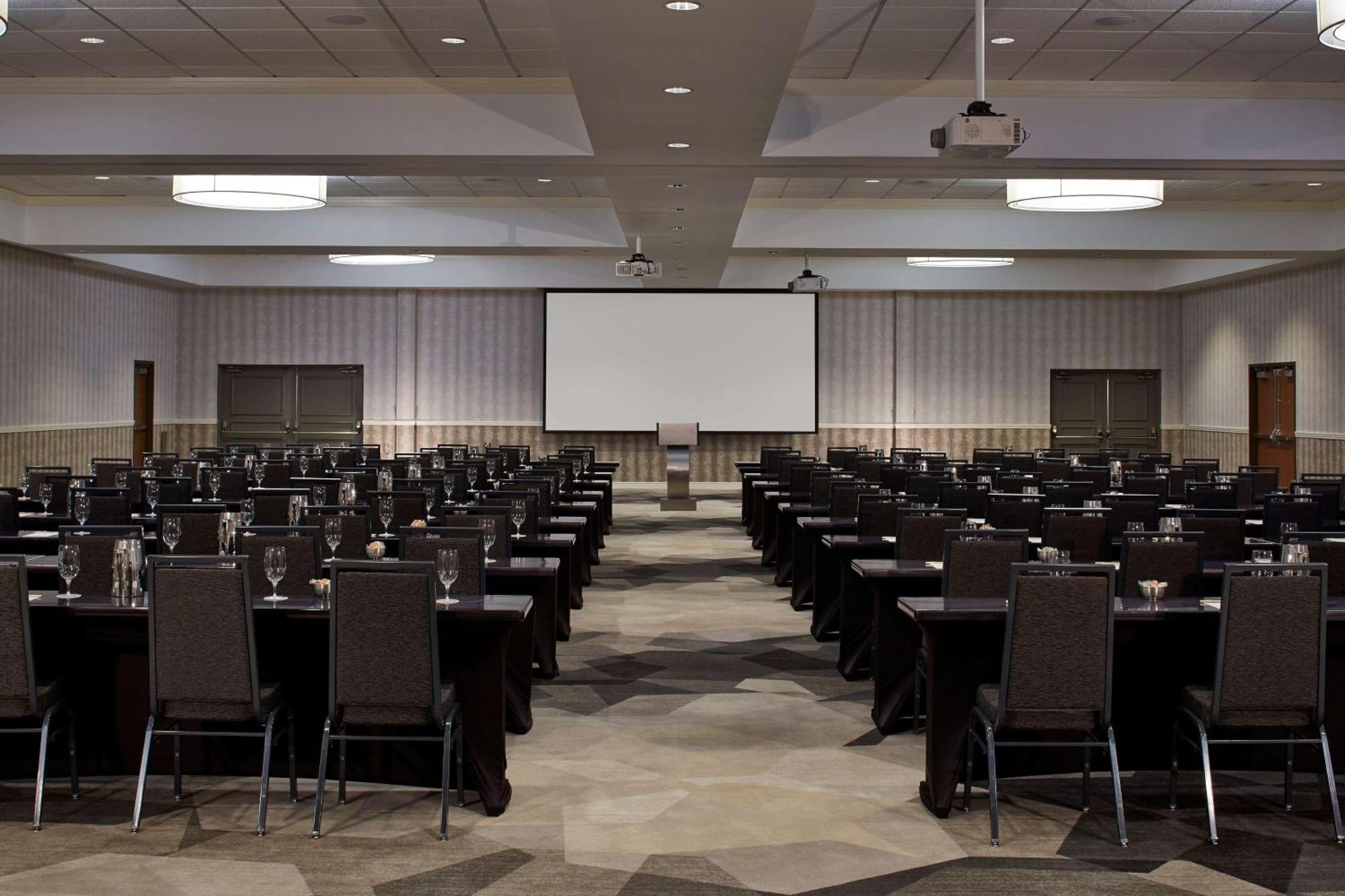 Отель Doubletree By Hilton Atlanta Perimeter Данвуди Экстерьер фото