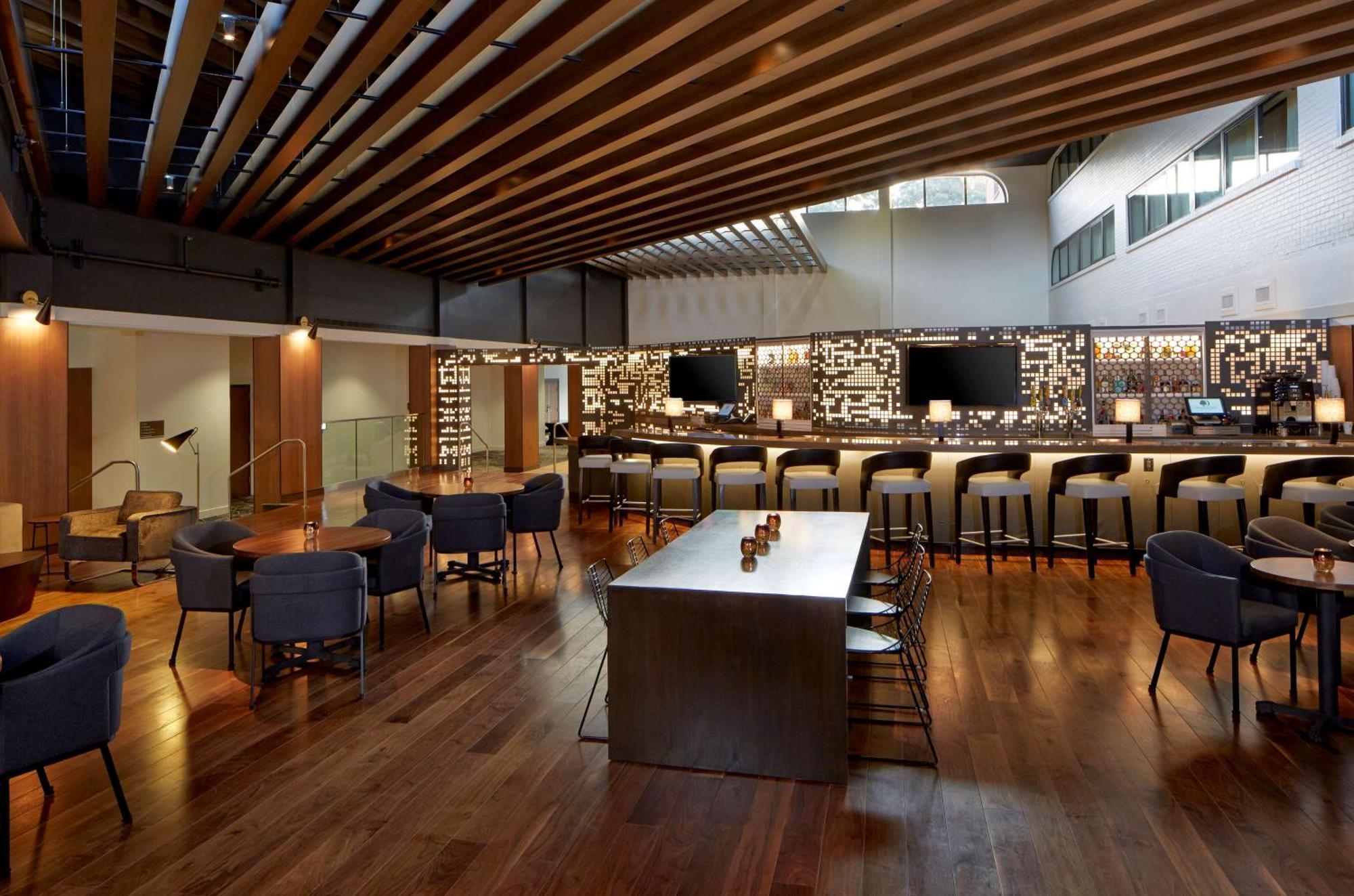 Отель Doubletree By Hilton Atlanta Perimeter Данвуди Экстерьер фото