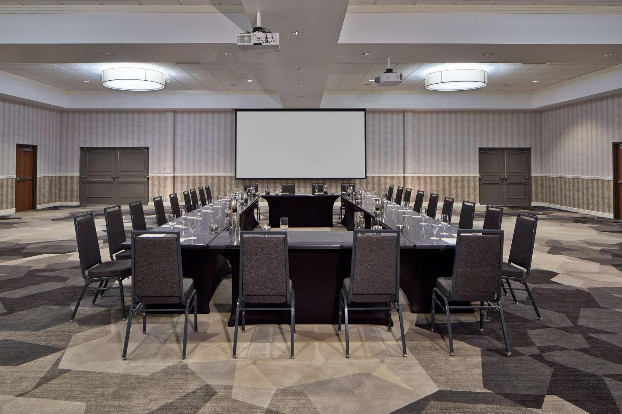 Отель Doubletree By Hilton Atlanta Perimeter Данвуди Экстерьер фото