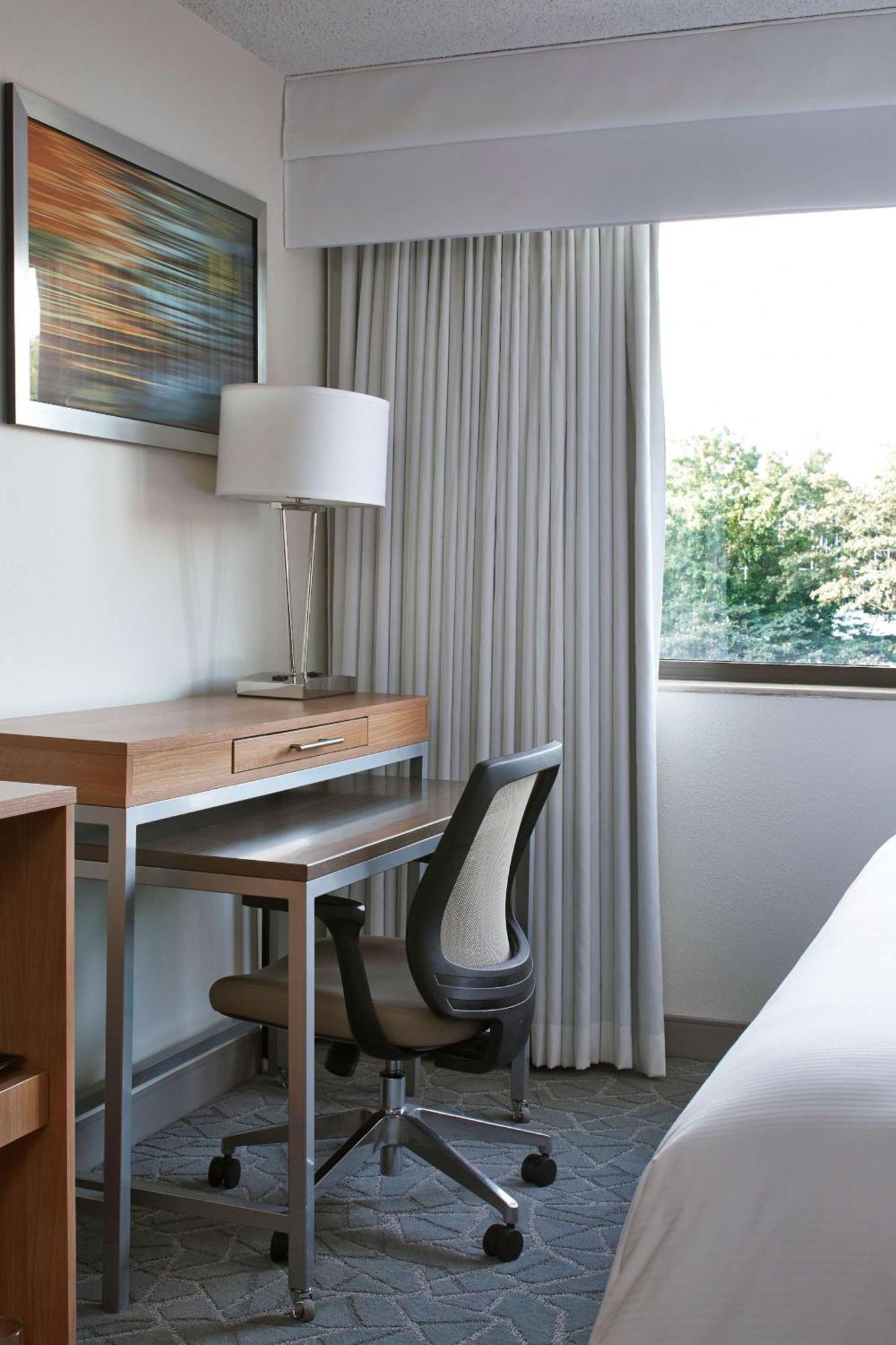 Отель Doubletree By Hilton Atlanta Perimeter Данвуди Экстерьер фото