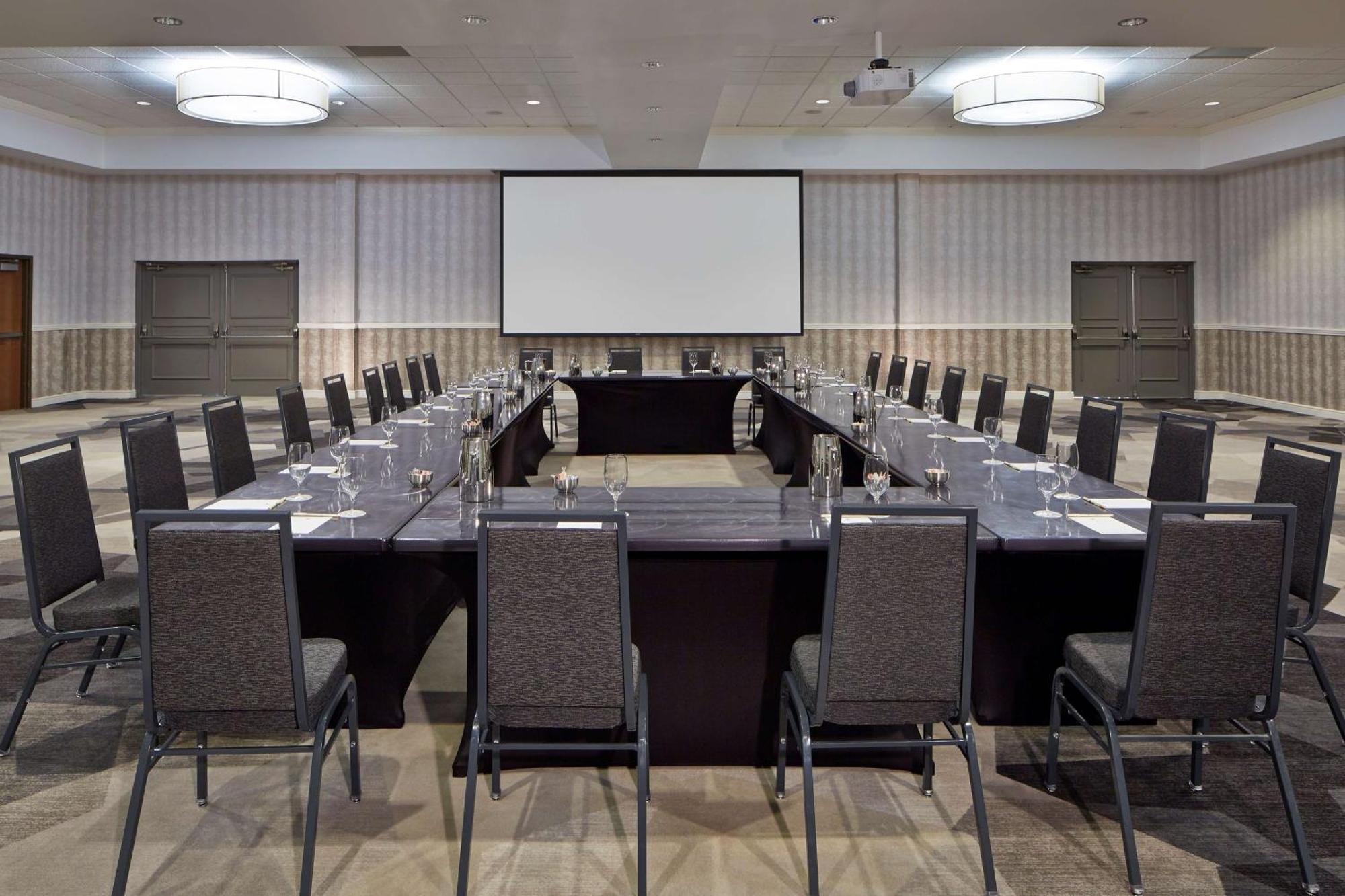 Отель Doubletree By Hilton Atlanta Perimeter Данвуди Экстерьер фото