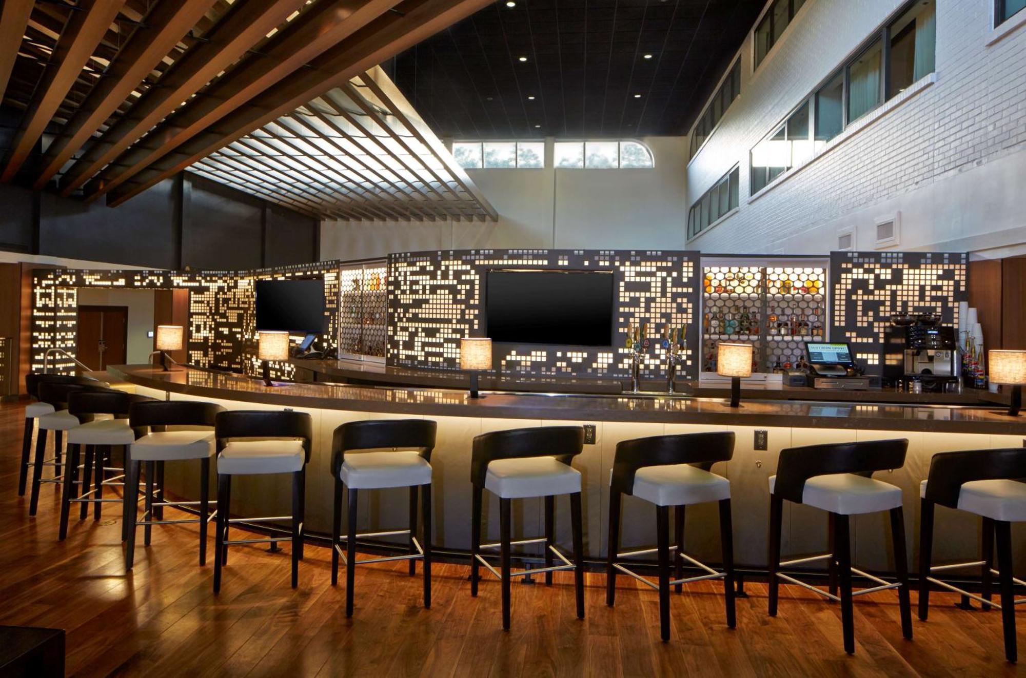 Отель Doubletree By Hilton Atlanta Perimeter Данвуди Экстерьер фото