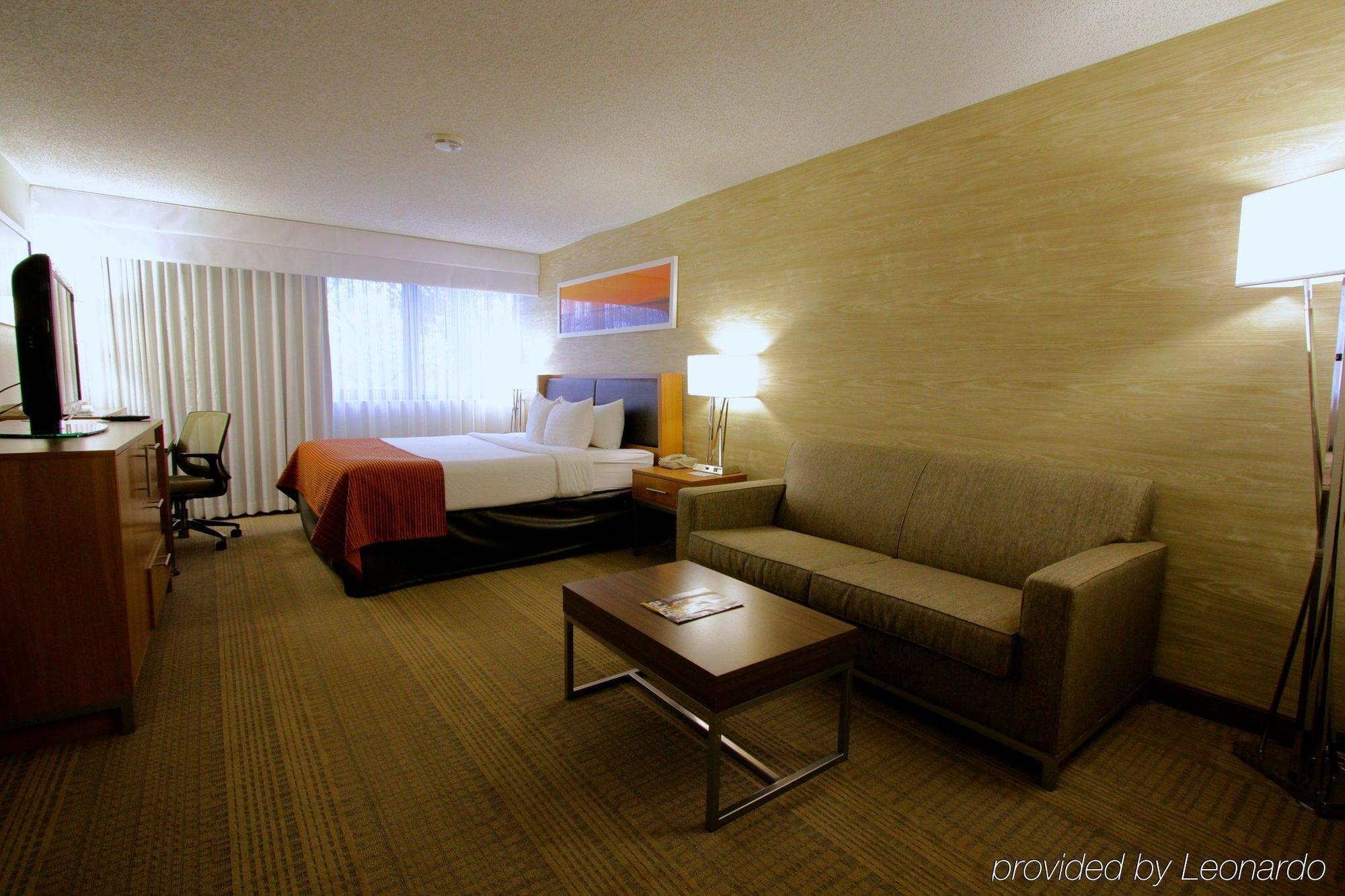 Отель Doubletree By Hilton Atlanta Perimeter Данвуди Экстерьер фото