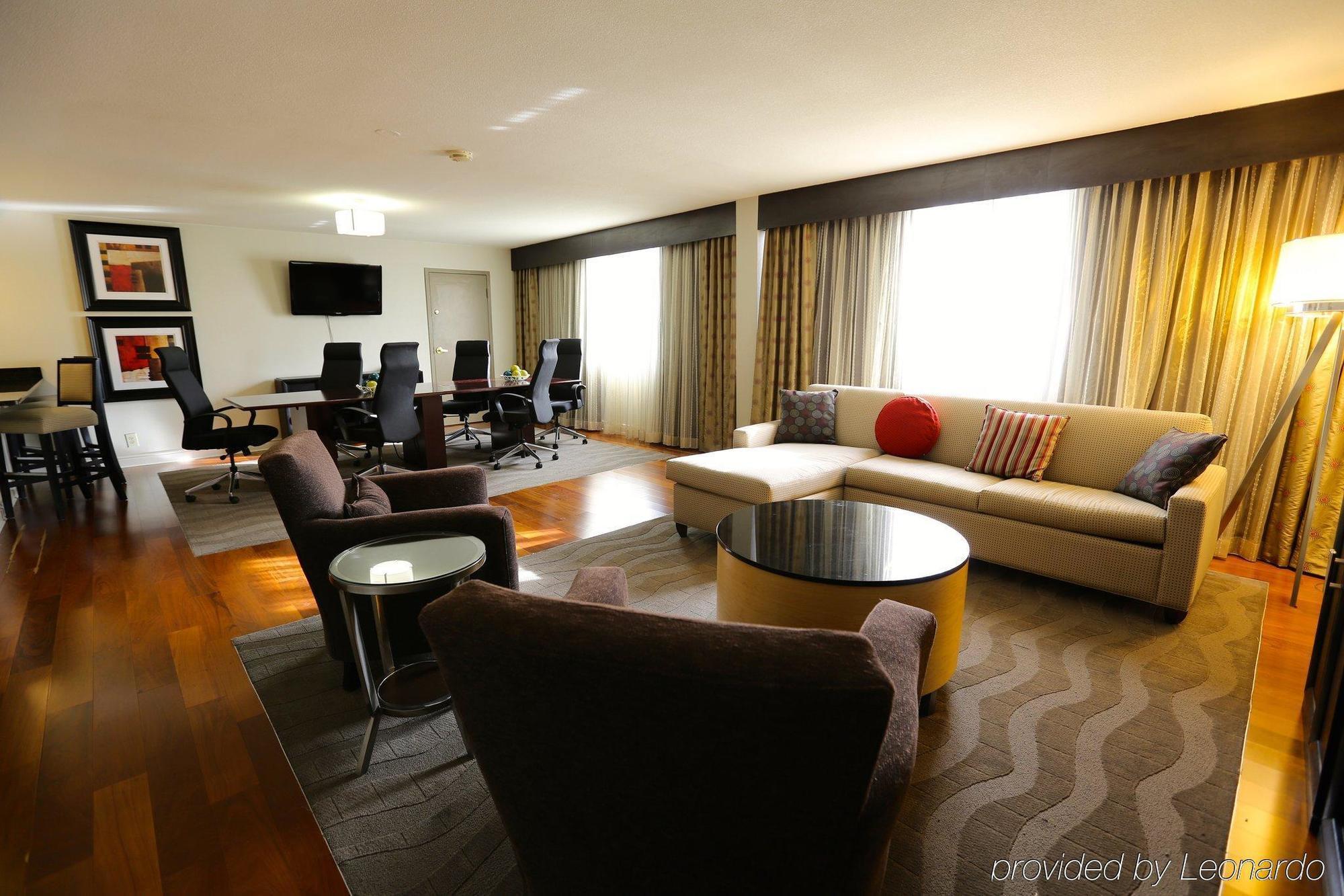Отель Doubletree By Hilton Atlanta Perimeter Данвуди Экстерьер фото